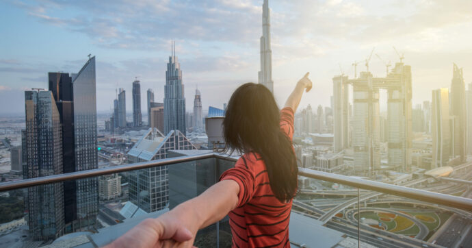 Copertina di Si fidanza con una ragazza in vacanza, ma viene arrestato: “Non sapevo fosse illegale”. Ora rischia fino a un anno di carcere