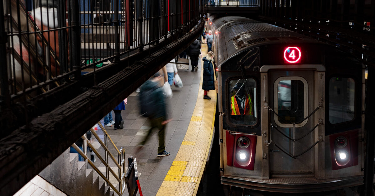 Data alle fiamme nella metro di New York: morta una donna. Arrestato un sospettato