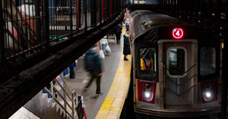 Copertina di Data alle fiamme nella metro di New York: morta una donna. Arrestato un sospettato