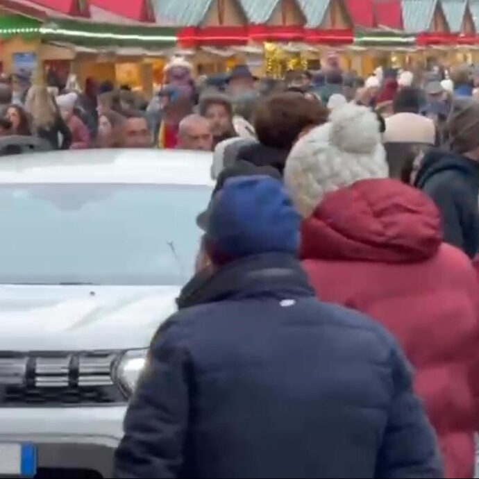 Valerio Staffelli entra con l’auto in piazza Duomo a Milano e mette alla prova il sistema di sicurezza