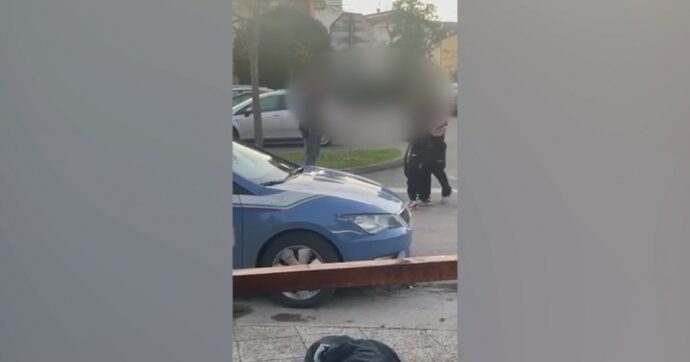 Copertina di Aggrediscono i poliziotti che erano arrivati alla stazione ferroviaria dopo una segnalazione: due arresti a Città di Castello. Il video