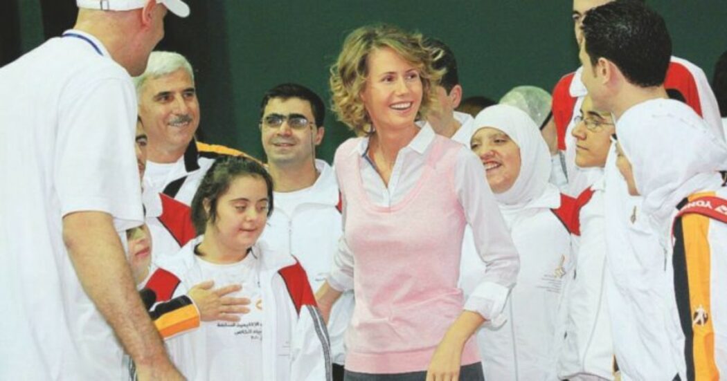 https://st.ilfattoquotidiano.it/wp-content/uploads/2024/12/23/asma-assad-1200-1050x551.jpg