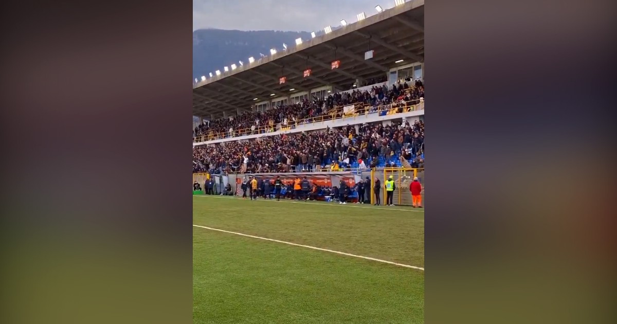 Romano Floriani Mussolini segna il primo gol in serie B: polemiche per il video dell’esultanza dei tifosi