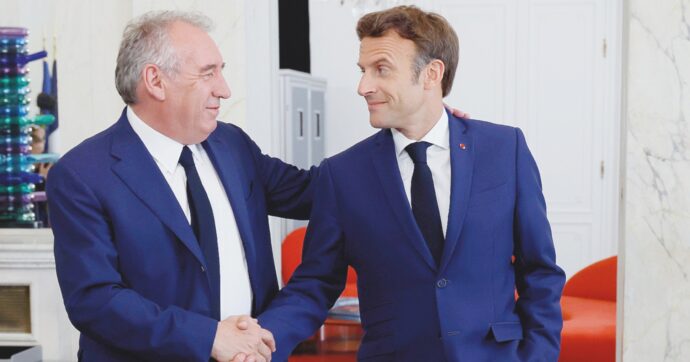 Copertina di Bayrou, governo “balneare” con i riciclati della Macronie