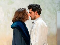 Copertina di Una madre, una figlia e una nipote si parlano attraverso il tempo: “Ti senti stabile?”. I motivi del successo di “Anatomia di un suicidio” a teatro