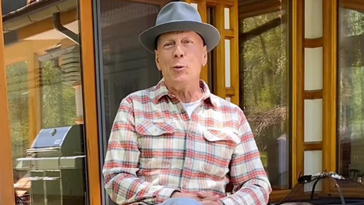 “Un momento di tenerezza”: Bruce Willis riappare in pubblico alle nozze della figlia, dopo la diagnosi di demenza