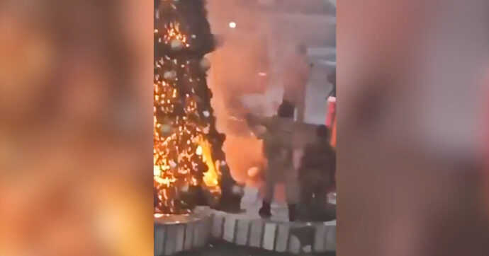 Copertina di Jihadisti bruciano un albero di Natale ad Hama: esplodono le proteste dei cristiani a Damasco e in altre città siriane