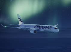 Copertina di Terrore sul volo diretto a Roma per una crepa sul vetro della cabina di pilotaggio. E l’aereo torna indietro