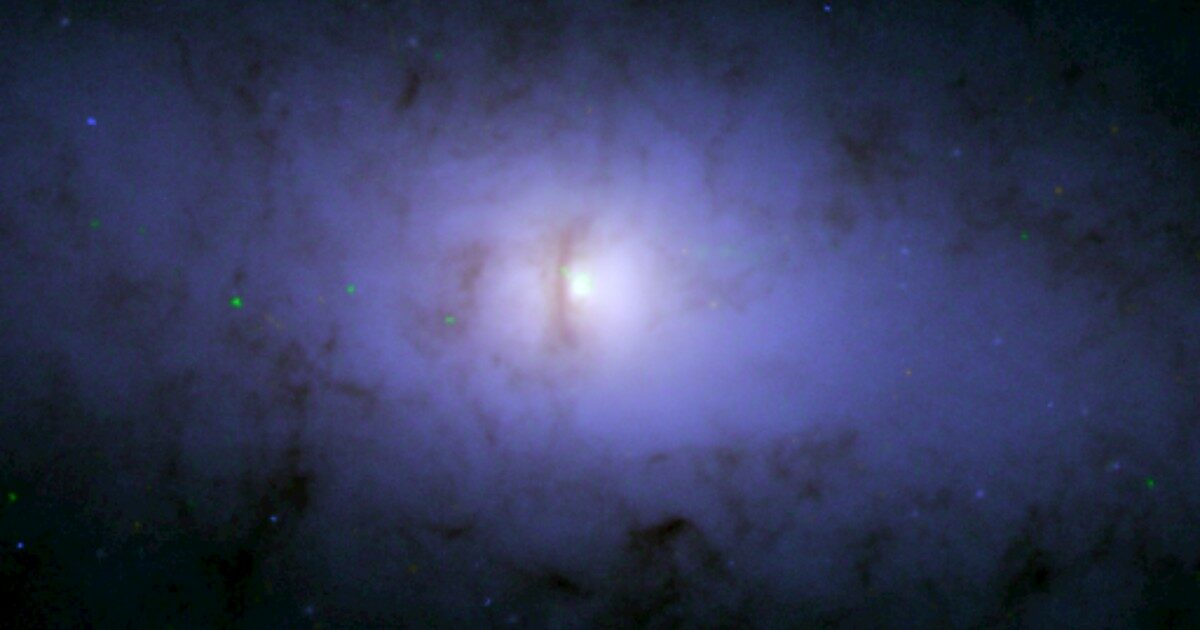 Scoperto un buco nero “ribaltato” nella galassia NGC 5084. Lo studio e le ipotesi degli scienziati