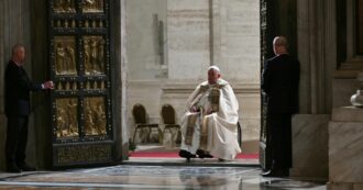 Copertina di Aperta la Porta Santa, via al Giubileo. Il Papa: “Desolato per i bimbi mitragliati e le bombe sulle scuole. Alzare la voce contro ingiustizie”