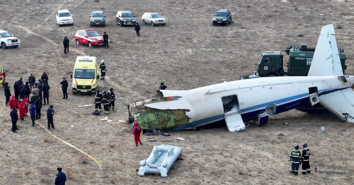 Aereo precipitato in Kazakistan, ci sono “38 morti e più di 30 sopravvissuti”: è giallo sulle cause dello schianto