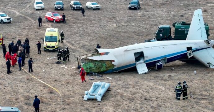 Copertina di Kazakistan, precipita aereo di linea con 67 persone a bordo: “35 morti e 32 sopravvissuti”. Giallo sulle cause dello schianto: i punti oscuri
