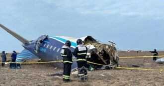 Copertina di Aereo precipitato in Kazakistan, dal mistero sul cambio di rotta al video dell’atterraggio: cosa si sa sull’incidente