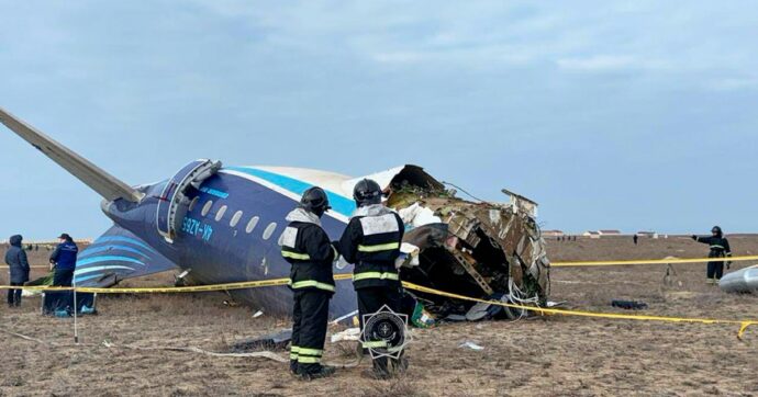 Aereo precipitato in Kazakistan, dal mistero sul cambio di rotta al video dell’atterraggio: cosa si sa sull’incidente