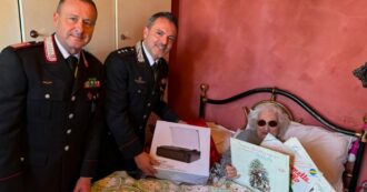 Copertina di Anziana di 92 anni sola a Natale, i carabinieri la vanno a trovare e le regalano un giradischi e i vinili con le sue canzoni preferite