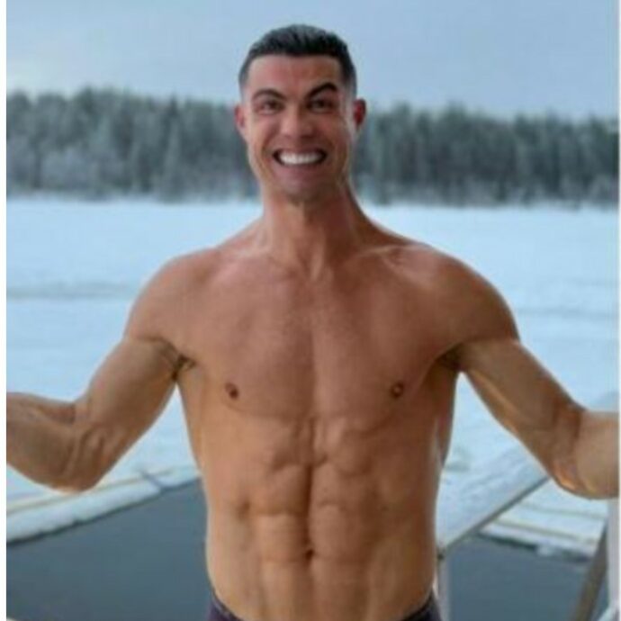 Mezzo nudo a -21 gradi, poi il bagno nelle acque ghiacciate della Lapponia: il Natale di Cristiano Ronaldo