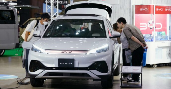 Copertina di L’auto elettrica in Cina non è più il futuro: “Nel 2025 saranno più vendute delle tradizionali”