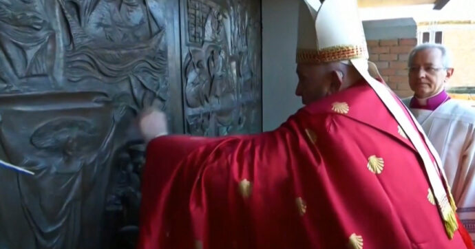 Copertina di Papa Francesco apre la Porta Santa al carcere di Rebibbia per il Giubileo: Bergoglio la supera a piedi – Video