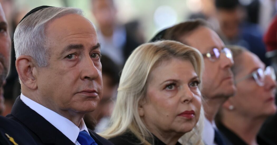 Sara Netanyahu, la moglie del premier israeliano “è scappata a Miami per evitare di essere interrogata”: i sospetti sul lungo soggiorno in Florida