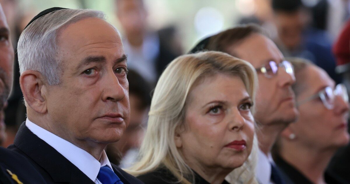 Sara Netanyahu nei guai, la procura vuole indagare su di lei: “Ha cercato di intimidire un testimone nel caso di corruzione del marito”