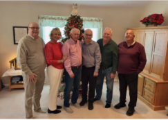 Copertina di “È il miracolo di Natale”: anziano adottato scopre di avere 5 fratelli e a 75 anni riabbraccia la sua famiglia biologica