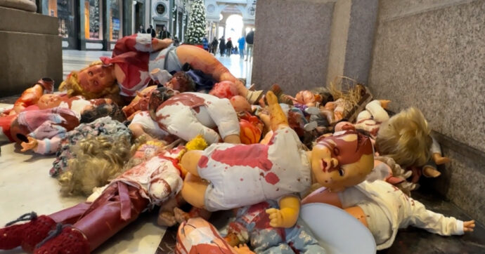 Copertina di Bambolotti insanguinati in galleria San Federico a Torino: protesta pro-Palestina per chiedere la fine della guerra