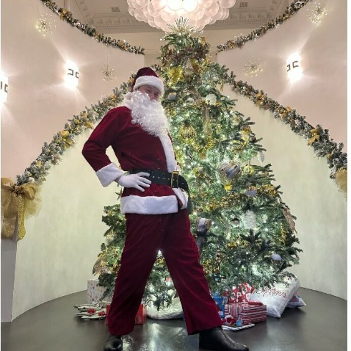 “Ozempic Santa”: la foto di Natale di Elon Musk scatena le polemiche. E lui rivela: “Tecnicamente prendo Mounjaro, così non ho flatulenze né ruttini”