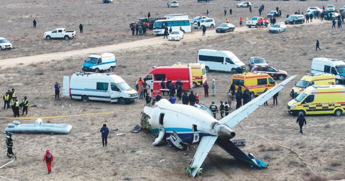 Guerra Russia-Ucraina, l’altro scontro: cavi recisi, aereo colpito, navi ombra
