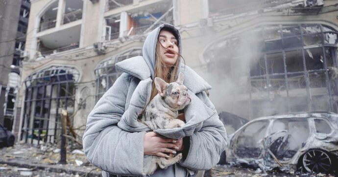 Guerra Russia-Ucraina, bombe sul mercato e l’F16. Putin: “Congelare la guerra? No, finirla”