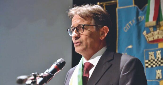 Fa una strada per il genero con i fondi Ue: sindaco nei guai