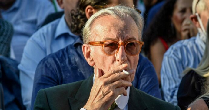 Ora è vietato fumare per strada. La Russa: “Gride manzoniane”