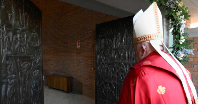 Copertina di Giubileo, Papa Francesco apre la Porta santa nel carcere romano di Rebibbia. Poi la messa con i detenuti: “Non perdete mai la speranza”