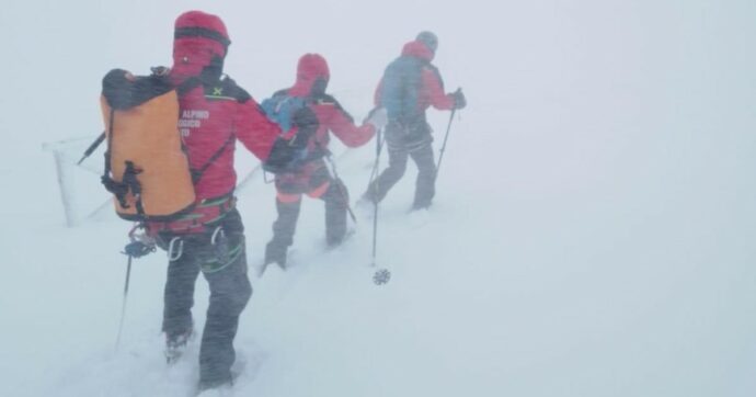 Alpinisti dispersi sul Gran Sasso, soccorsi rinviati per il forte vento: senza esito la prima perlustrazione via terra