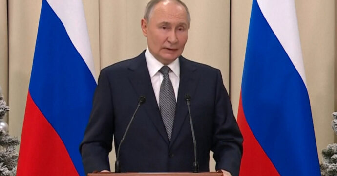 Copertina di L’annuncio di Putin in conferenza stampa: “Col premier slovacco abbiamo parlato di un accordo di pace in Ucraina”