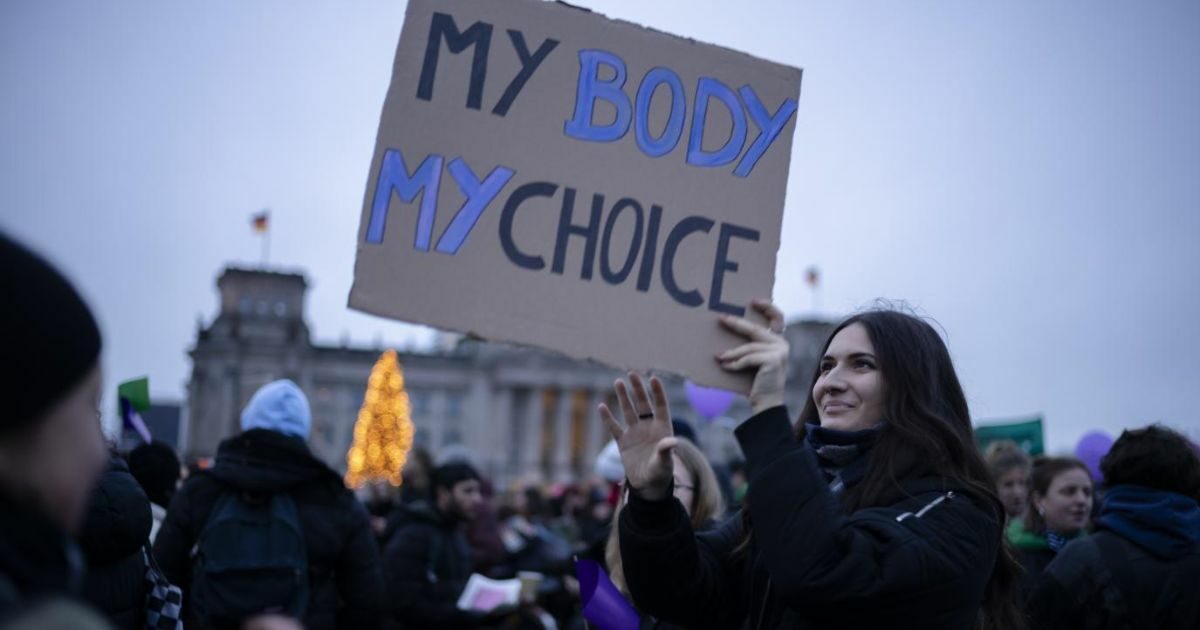 Aborto libero e sicuro in Ue, oltre un milione di firme per l’iniziativa “My voice my choice”: “Ora le istituzioni dovranno rispondere”