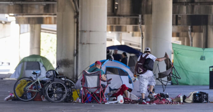 Migranti, caro casa e fine degli aiuti Covid: negli Usa senzatetto aumentati del 18% in un anno