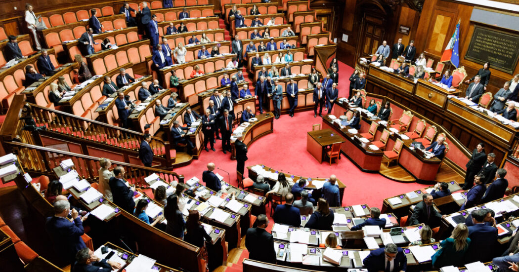 Ultimo passaggio (blindato) per la manovra in Senato. Il relatore di maggioranza lascia: “Basta con la singola lettura”. L’opposizione: “Pagliacciata”