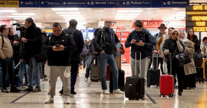 Copertina di Milano, treni bloccati per un guasto elettrico: interrotte linee per Genova, Venezia e Bologna. Raffica di cancellazioni e maxi-ritardi a catena