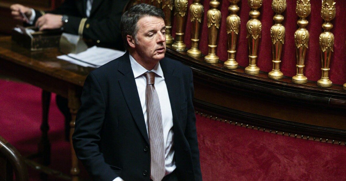 Sì alla fiducia del Senato, la manovra è legge. Scontro in Aula: Renzi dà del “camerata” a La Russa e attacca la norma contro i compensi esteri