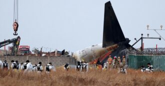 Copertina di Corea del Sud, aereo si schianta in fase di atterraggio a Muan: almeno 179 morti, 2 superstiti. Ipotesi bird strike e maltempo