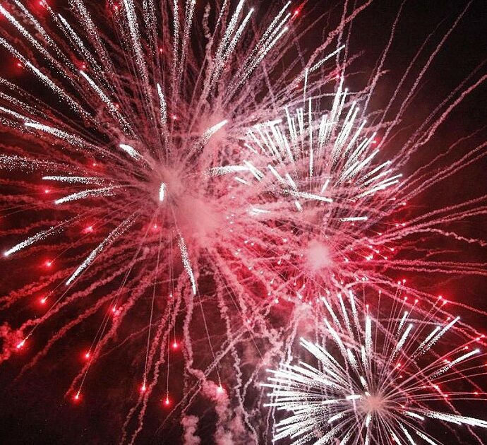 Sposo arrestato dopo una serenata con i fuochi d’artificio per la moglie. Il sindaco Simone Cairo: “Scena indegna per un Paese civile”