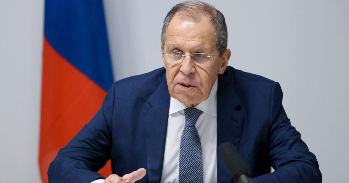 Il ministro russo Lavrov: “Valutiamo ripresa produzione e schieramento missili a corto e medio raggio”