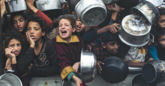 Copertina di Stringo la mia sorellina: nella Striscia già cinque neonati morti di freddo