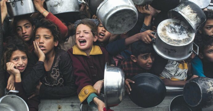 Stringo la mia sorellina: nella Striscia già cinque neonati morti di freddo