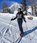 Copertina di “Alba Parietti investita sulle piste da sci, portata al pronto soccorso di Courmayeur. A travolgerla un ragazzino che è scappato”