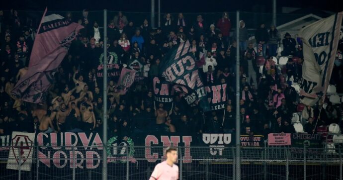 Assalto al pullman del Palermo dopo la sconfitta con il Cittadella: pietre e bombe carta contro calciatori e dirigenti