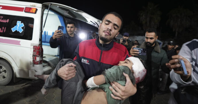 Gaza, popolazione diminuita del 6% tra morti e fuggitivi. Onu: “Situazione sanitaria al collasso per gli attacchi di Israele”