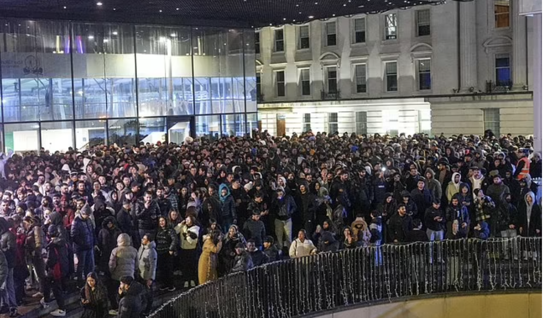 Si riuniscono in migliaia per i fuochi d’artificio di Capodanno in piazza, poi l’amara scoperta: “Era una truffa, tutto finto. Nessuno spettacolo in programma”