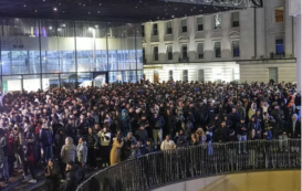 Copertina di Si riuniscono in migliaia per i fuochi d’artificio di Capodanno in piazza, poi l’amara scoperta: “Era una truffa, tutto finto. Nessuno spettacolo in programma”