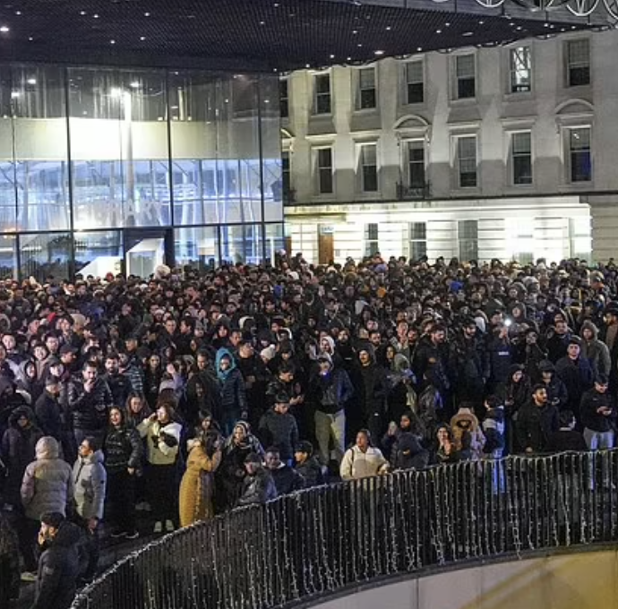 Si riuniscono in migliaia per i fuochi d’artificio di Capodanno in piazza, poi l’amara scoperta: “Era una truffa, tutto finto. Nessuno spettacolo in programma”